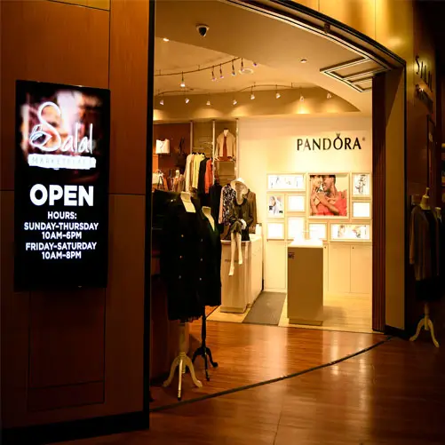 An image of the entrance to the Salal Marketplace highlighting the boutique clothing items and Pandora jewelry.